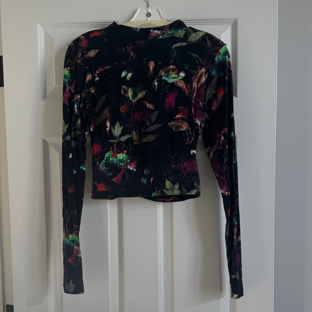 Pam & Gela Black Open Back Long-Sleeve Floral Crop Top